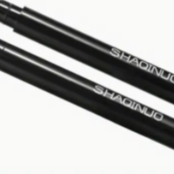 Liquid black eyeliner - Picture 3 of 3